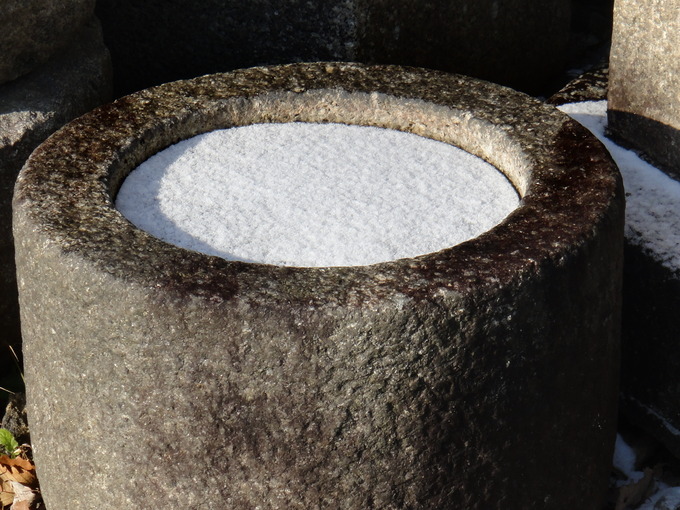 雪の積もった水鉢　筒鉢