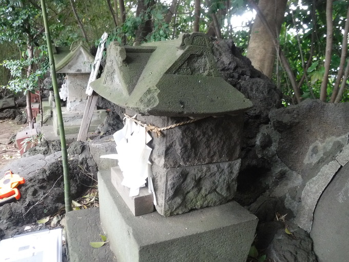 代替の石を組み合わせた祠
