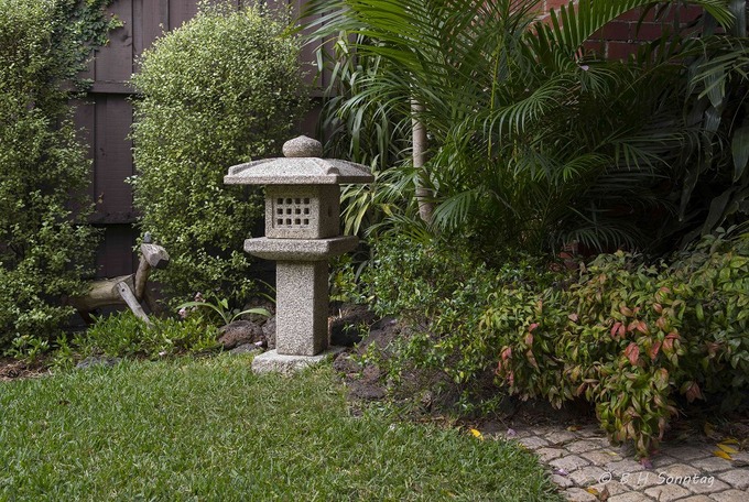 海外の庭石灯篭stone lantern in Australia