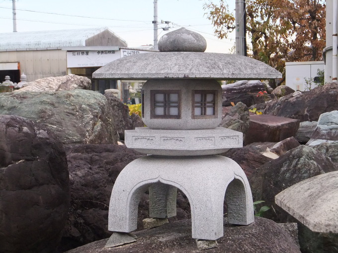 雪見灯篭｜名前の由来 : 岡崎市 老舗石屋㈱杉田石材店のブログ｜石灯篭