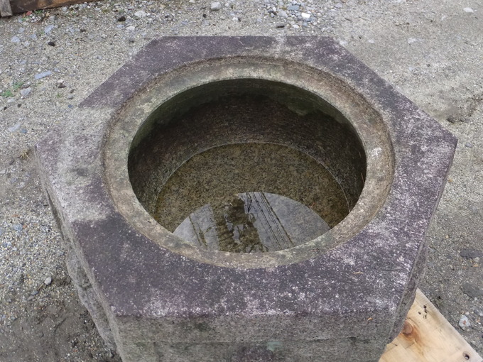 石の水鉢洗浄前