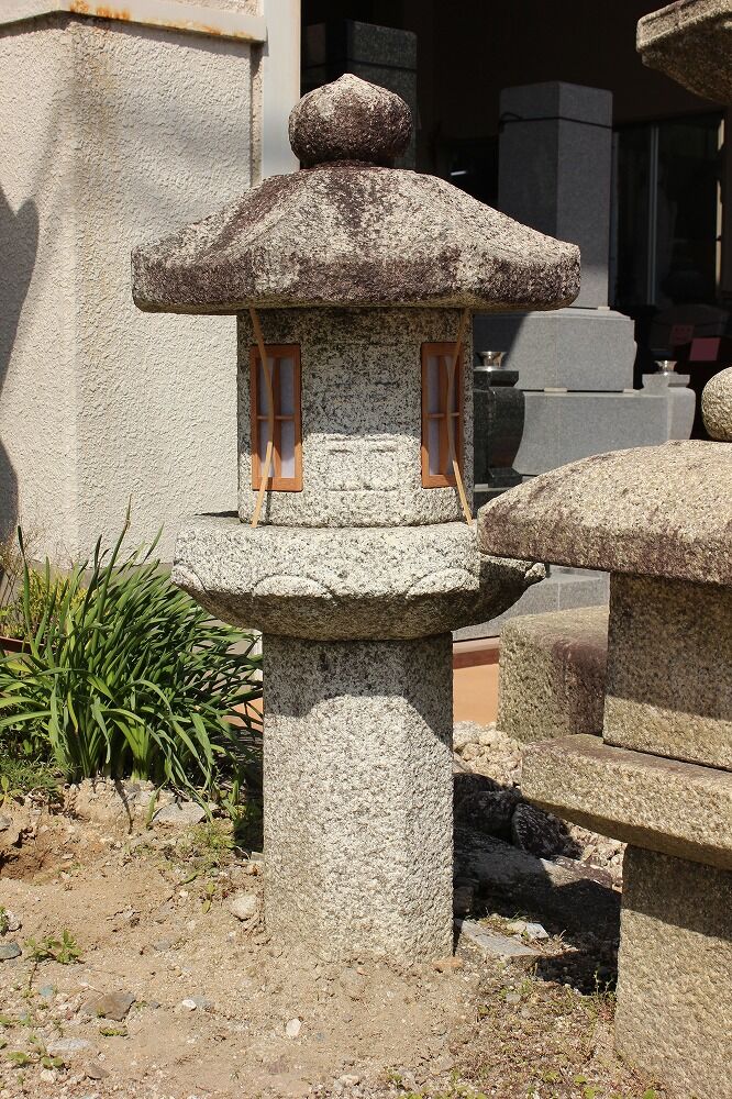 石灯篭の窓格子枠
