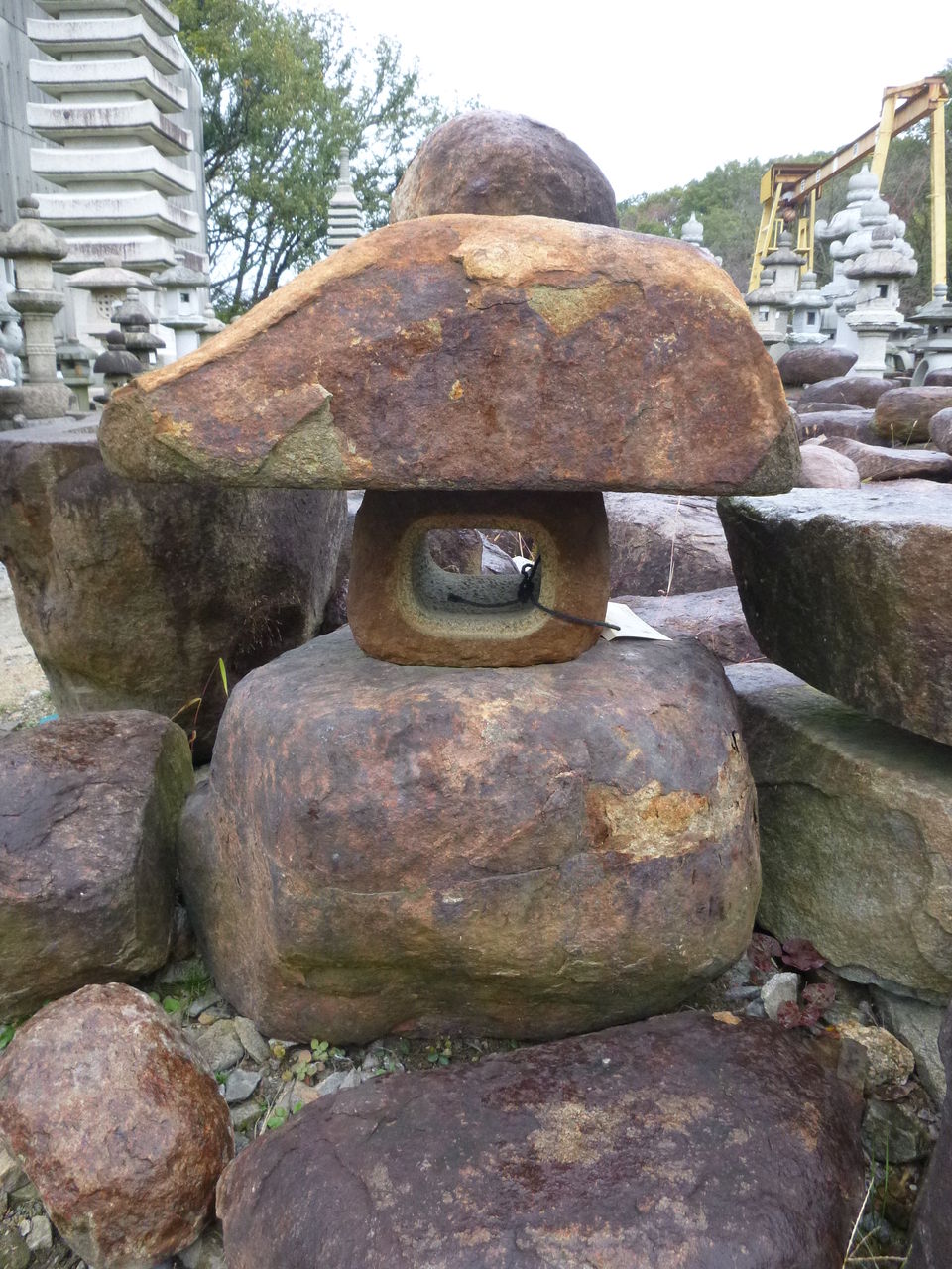 施工事例 野面灯篭 山灯篭 の設置方法 東京のお庭 石灯篭 とうろう 庭園造園 神社寺院用石製品 墓石の老舗石屋 杉田石材店