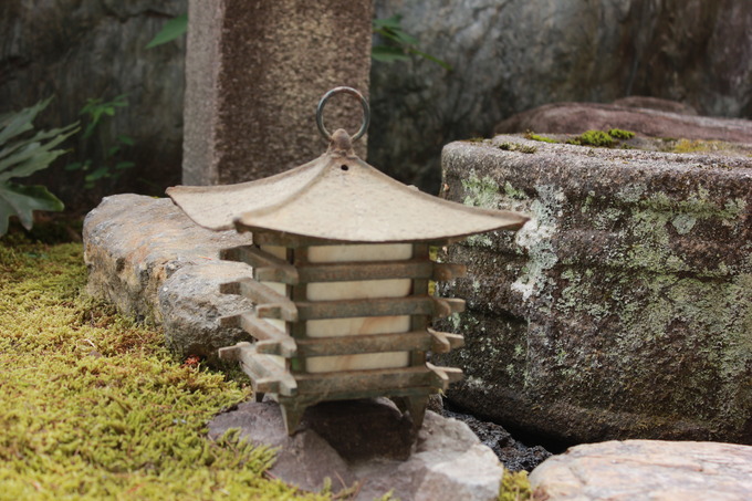 坪庭｜灯篭と水鉢のあるお庭