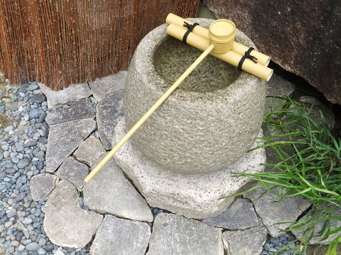 水穴の縁