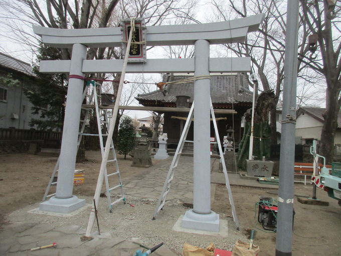 八幡鳥居額の設置工事