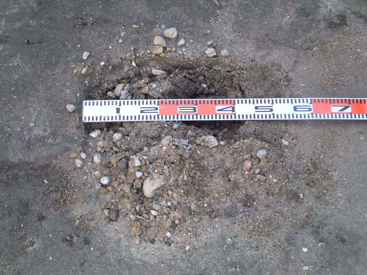 石灯篭の立て方 正しい設置方法 写真入り 穴の掘り方 石灯篭 とうろう 庭園造園 神社寺院用石製品 墓石の老舗石屋 杉田石材店