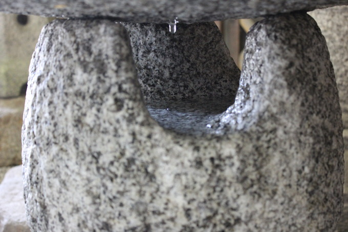 水が溜まる雪見灯篭