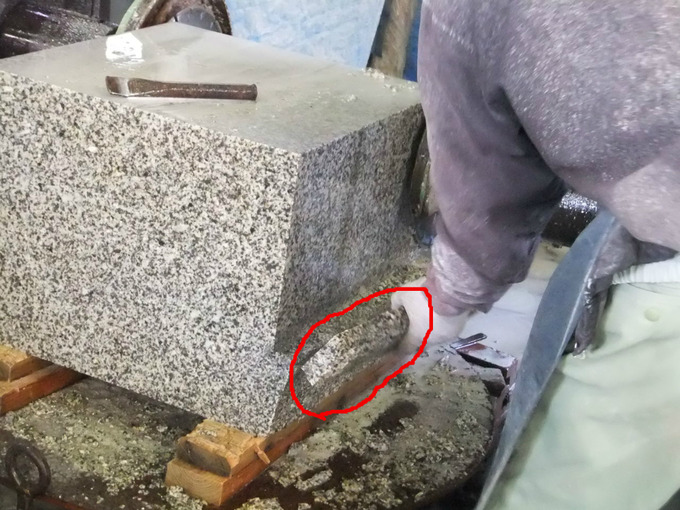石材加工　石を切る工程　とれた石
