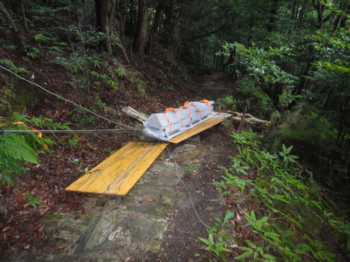ソリ(舟)による山頂への石材搬入