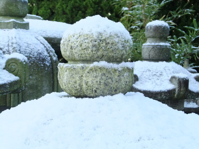 雪の積もった灯篭宝珠