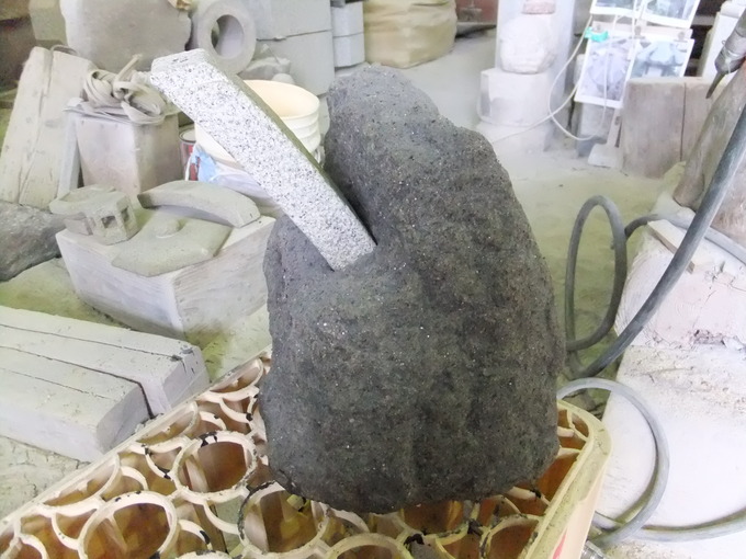 琴柱灯篭の沓石加工足はめ込み2