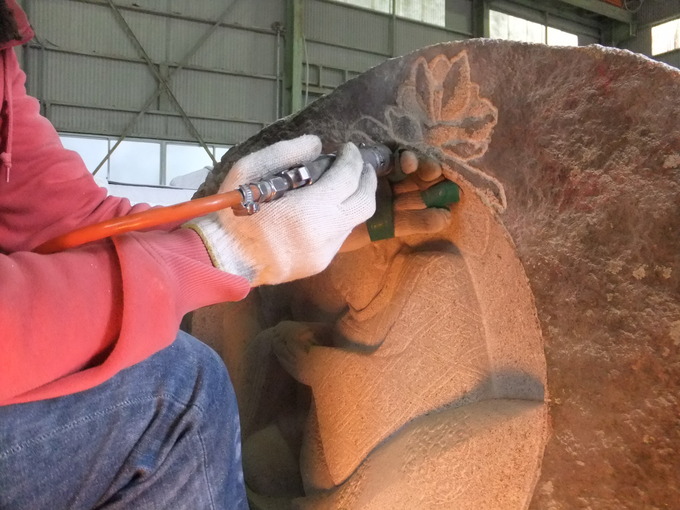 道祖神製作工程　彫刻