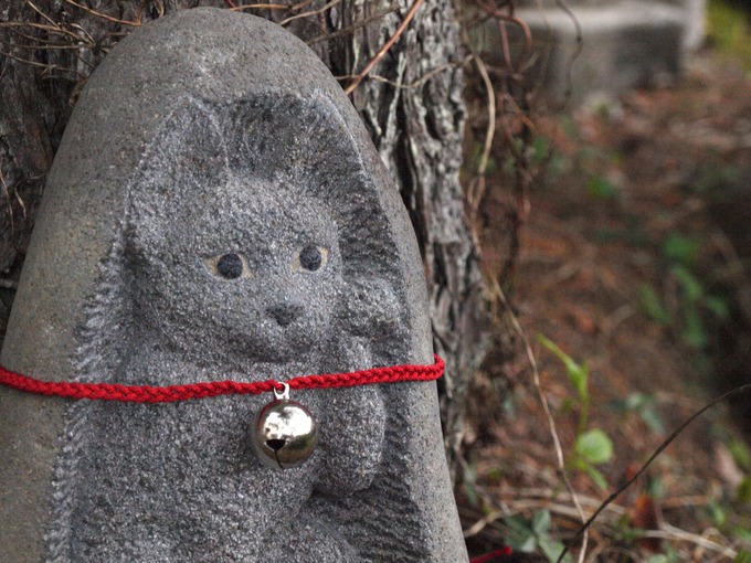 石の招き猫｜鈴結び