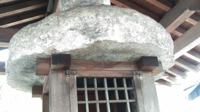 当麻寺石灯篭玉と笠