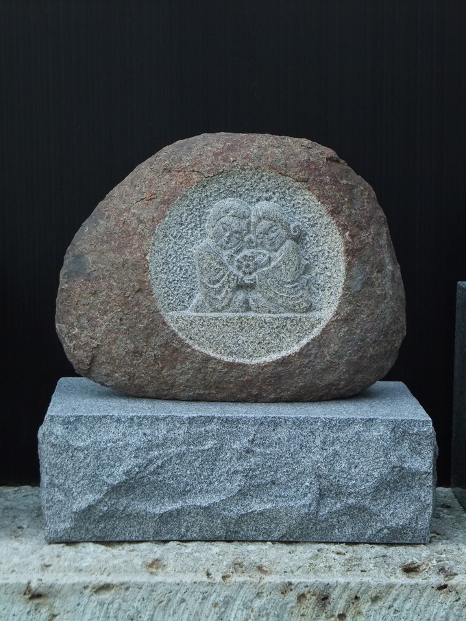 道祖神　本鞍馬石　彫刻品　花童