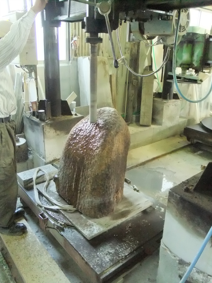 蹲穴あけ方法 底面から1