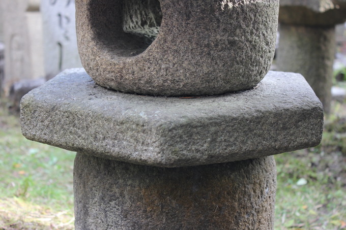 南峰の受|石灯籠白石ノミ仕上げ