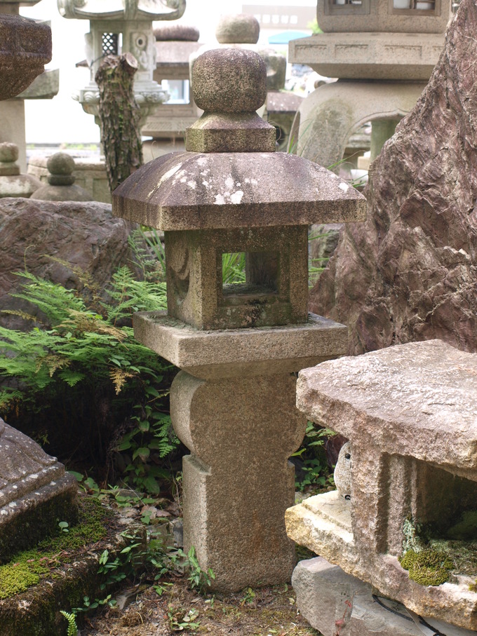 織部灯籠 (少し斜め)