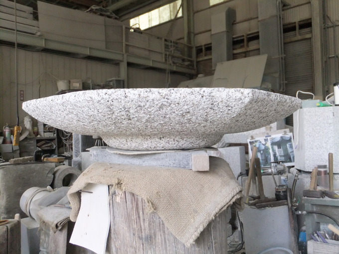泉涌寺　雪見灯篭の笠製作過程