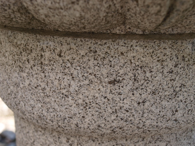 石製灯篭の表面(御影石:夏山石)