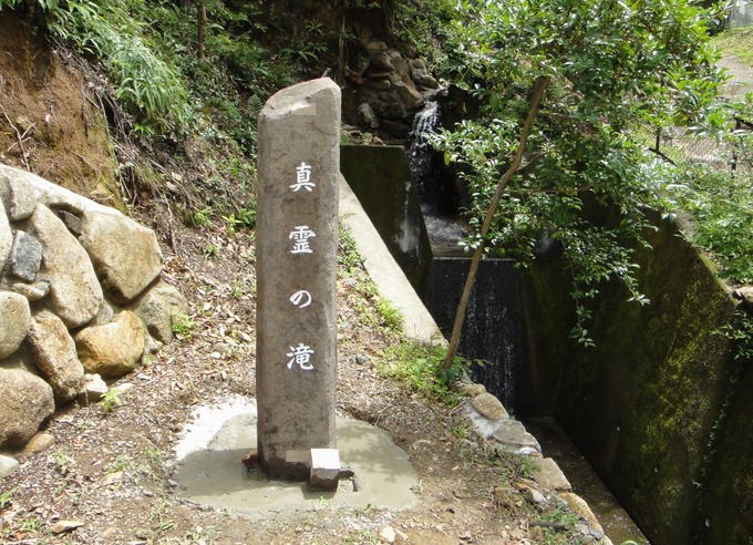真霊の滝六方石|犬山市大縣神社