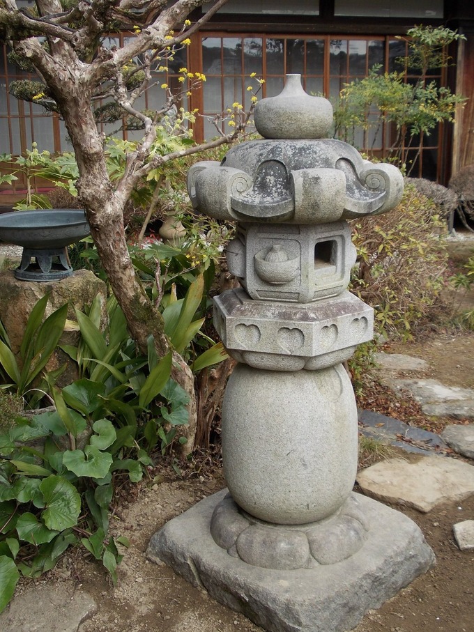 禅導寺6尺　灯篭のあるお庭1