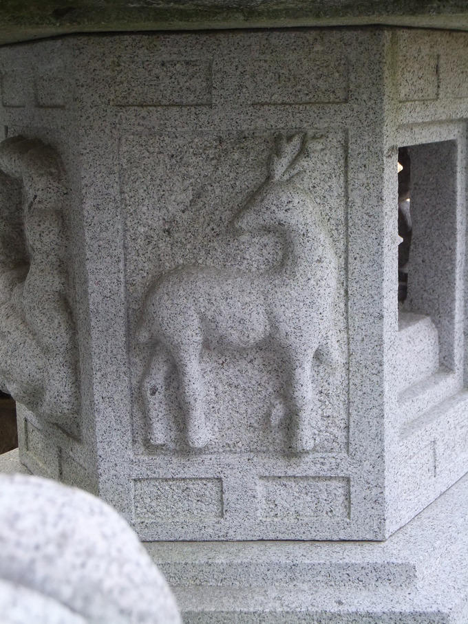 春日灯篭　火袋の彫刻　鹿