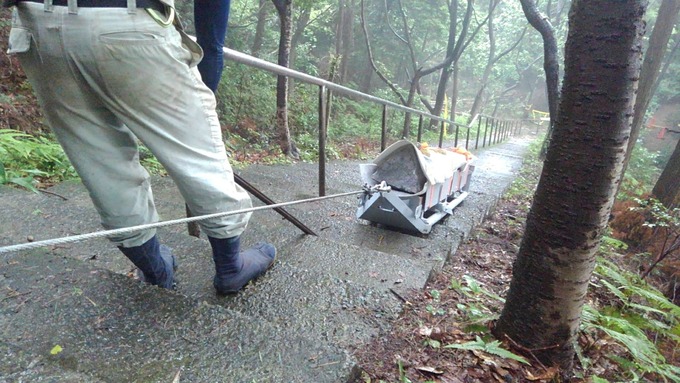 階段の上に石を上げる方法