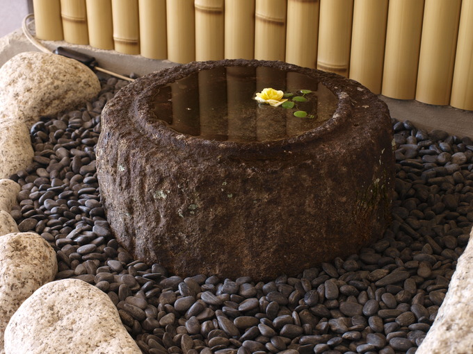 つくばいの水穴