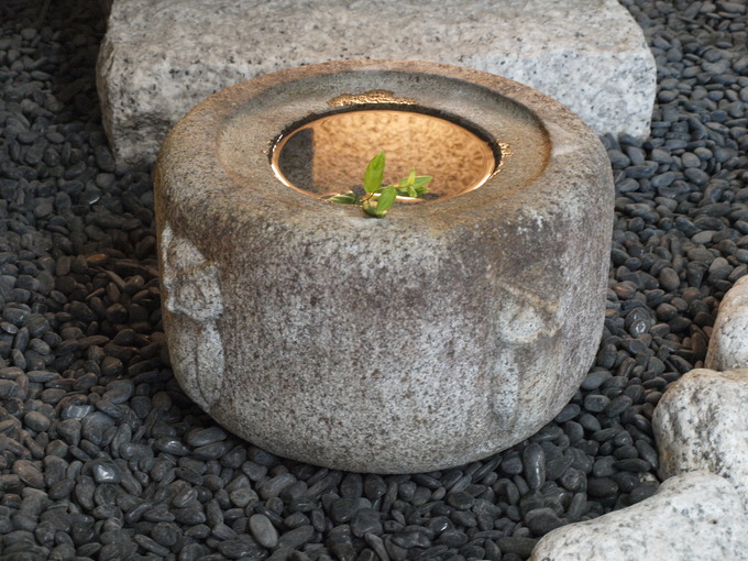 水鉢(つくばい)の水穴