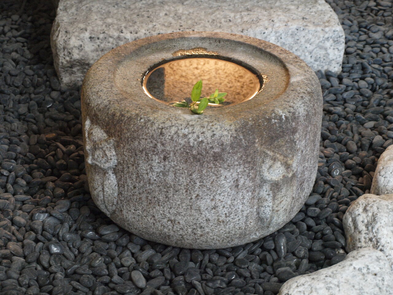 水鉢（つくばい）の水をどこまで溜める？ : 岡崎市 老舗石屋㈱杉田石材