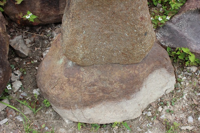 野面灯篭(本鞍馬石