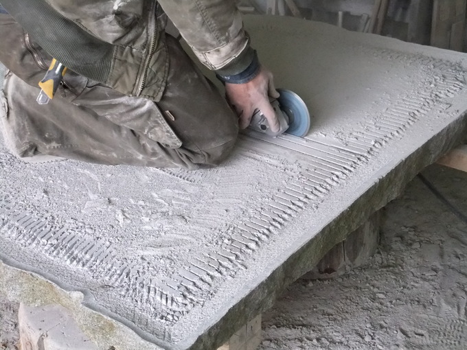 天然石を加工して水盤を作る方法