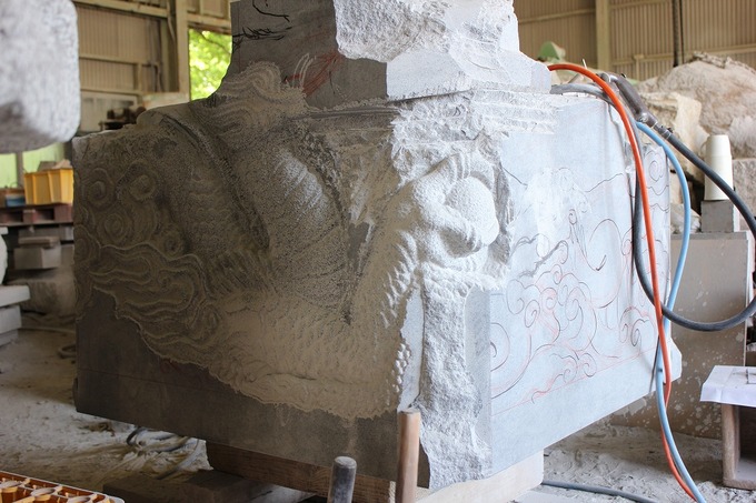 龍の石彫刻　製作工程玉を持つ龍の手と爪