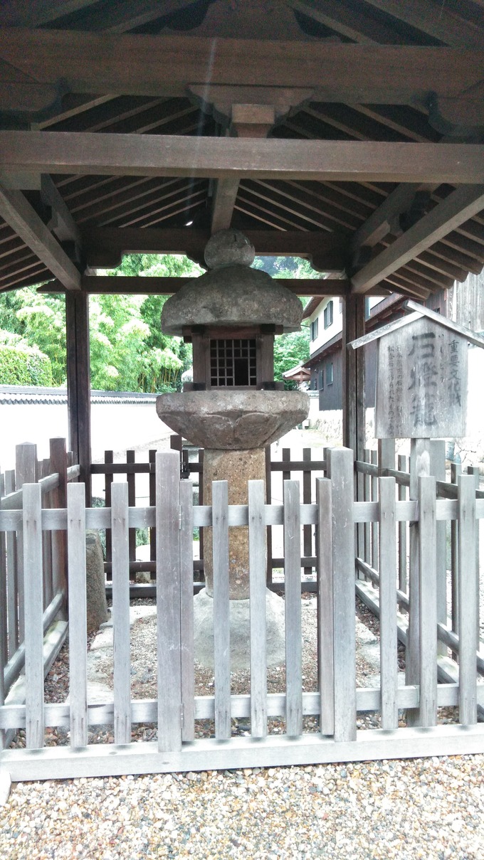 日本で一番古い石灯篭当麻寺