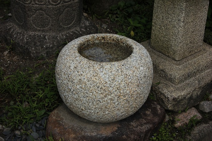 日本庭園用つくばい「つぼみ鉢」錆石