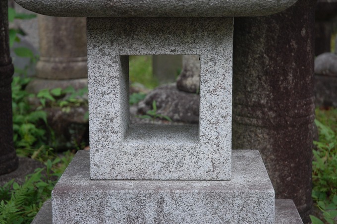 勧修寺灯篭|柱のくり抜き穴