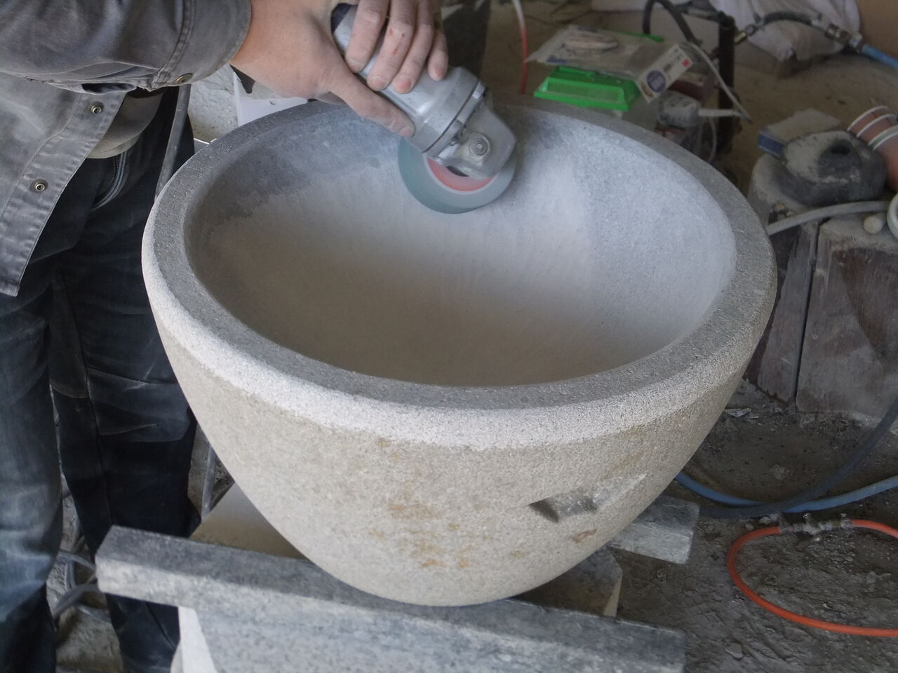 餅臼の内側をきれいに磨く（削り直し）｜石臼の修理 : 岡崎市 老舗石屋