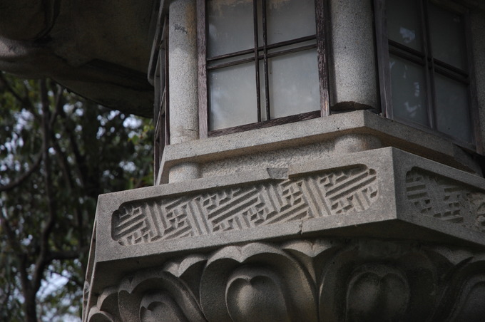卍模様（万字）の彫刻｜常夜灯