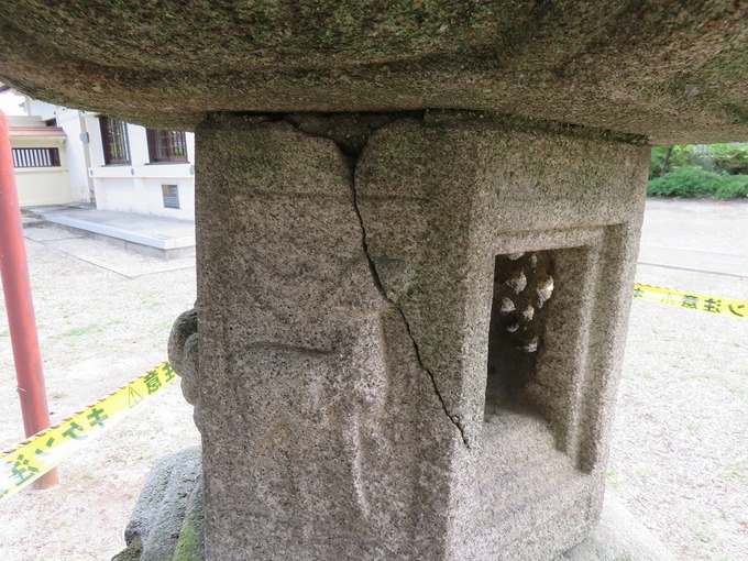 神社の石灯篭ヒビ