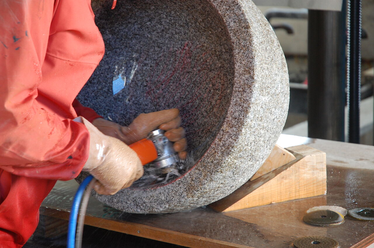 石臼（餅臼）のメンテナンス｜石の磨き直し修理 : 岡崎市 老舗石屋