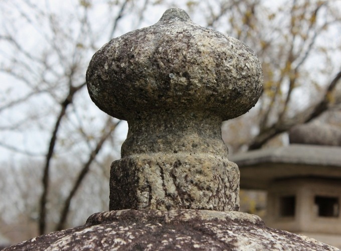 石灯篭の宝珠(建部神社型)