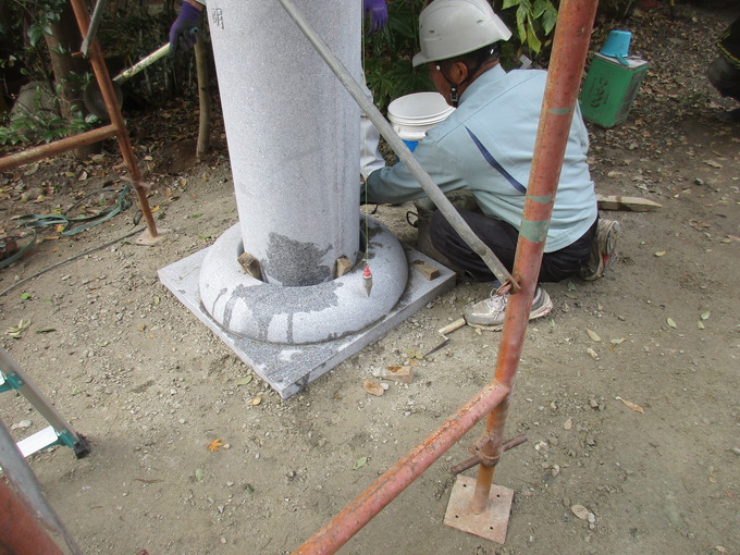 石鳥居の建て方　柱の角度調整