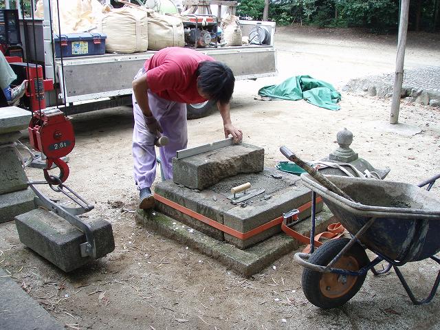 燈籠傾き直し｜神社石灯籠再設置工事