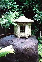 世界にひとつだけ 石灯篭 石の魅力について思うこと : 岡崎市