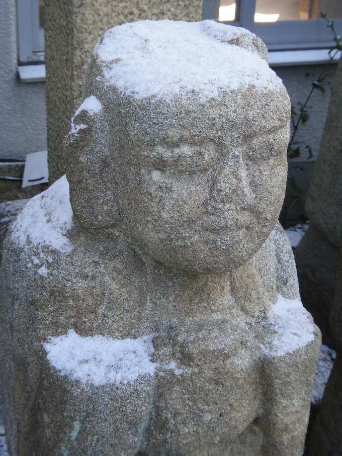 石の童子　雪風景