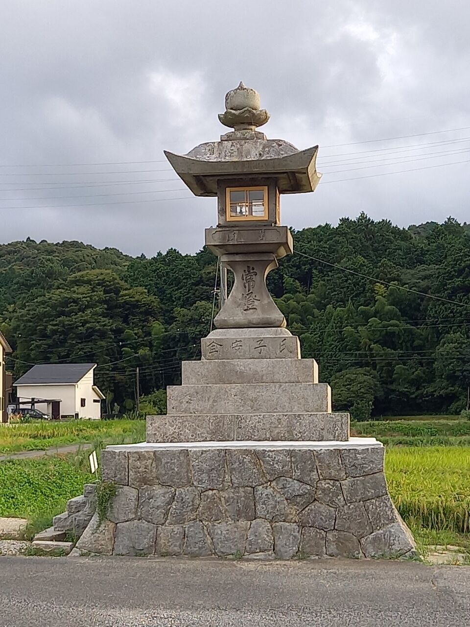 常夜灯に萬歳と刻まれた文字｜山中八幡宮（岡崎市） : 岡崎市 老舗石屋