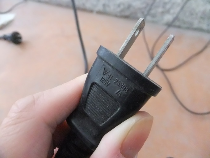 噴水　水のオブジェ　LEDのコードプラグ