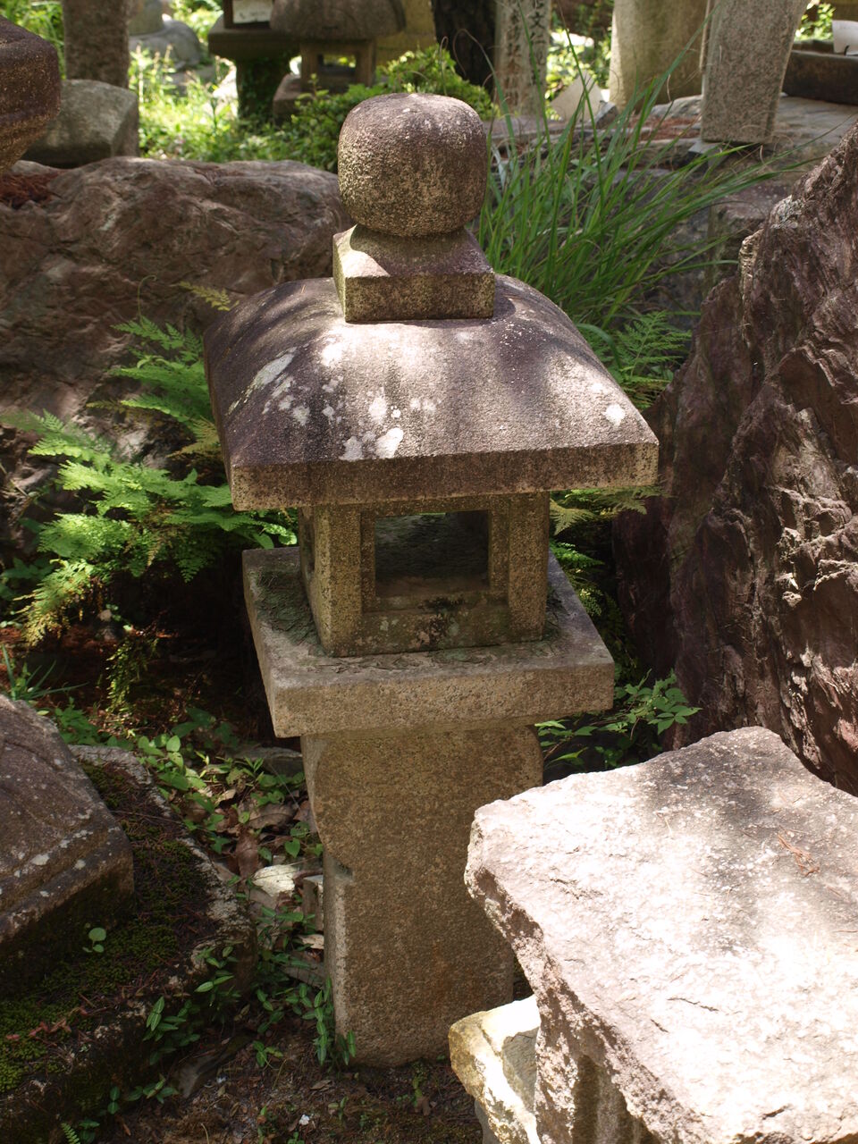 織部灯籠がたくさんある訳｜茶庭の定番石灯篭 : 岡崎市 老舗石屋㈱杉田